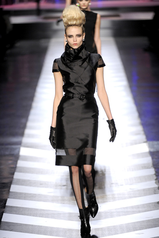 Vestido negro cuello alto detalle de transparencias J P Gaultier